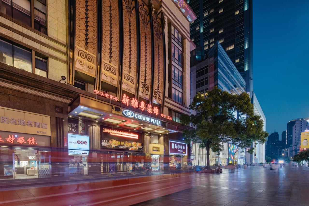 Crowne Plaza Shanghai Nanjing Road By Ihg Екстер'єр фото The entrance of the shopping mall