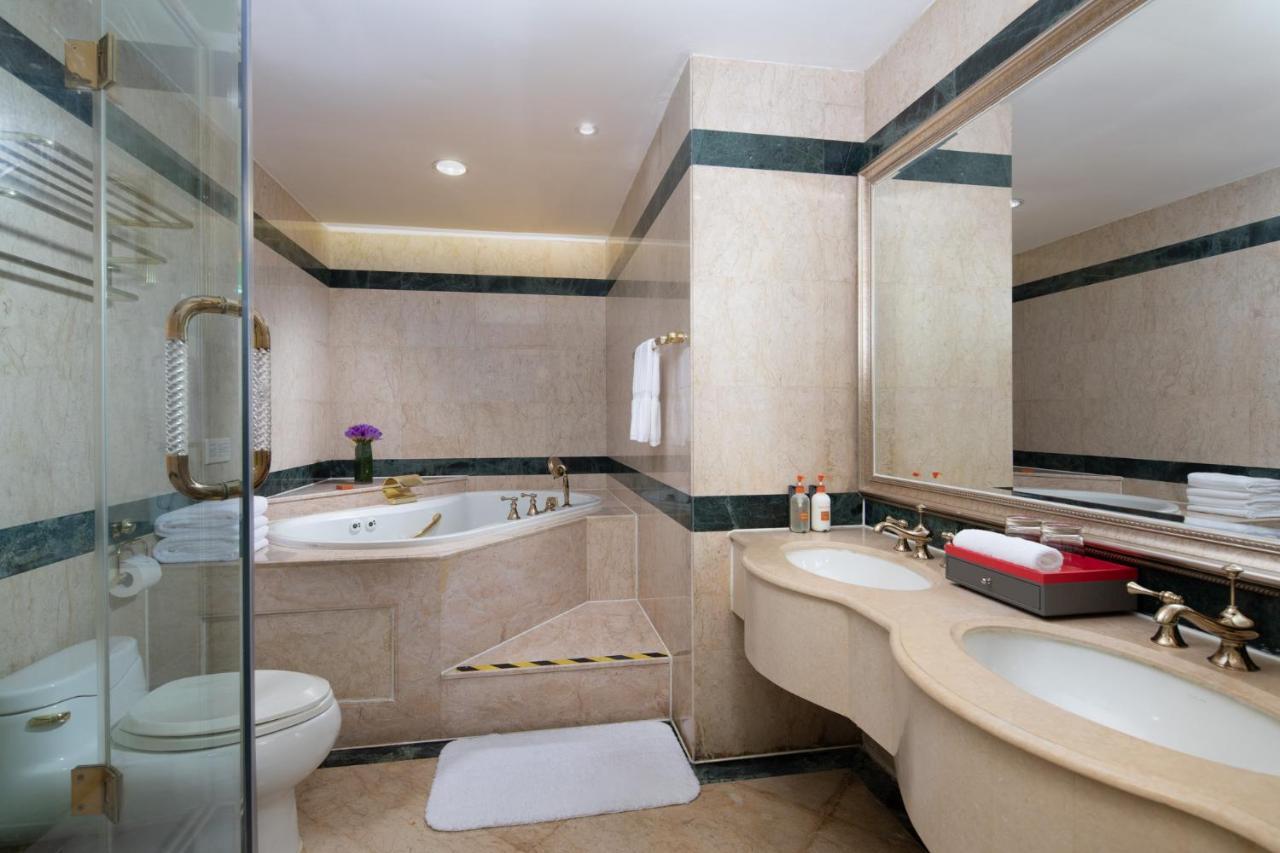 Crowne Plaza Shanghai Nanjing Road By Ihg Екстер'єр фото A bathroom in a hotel