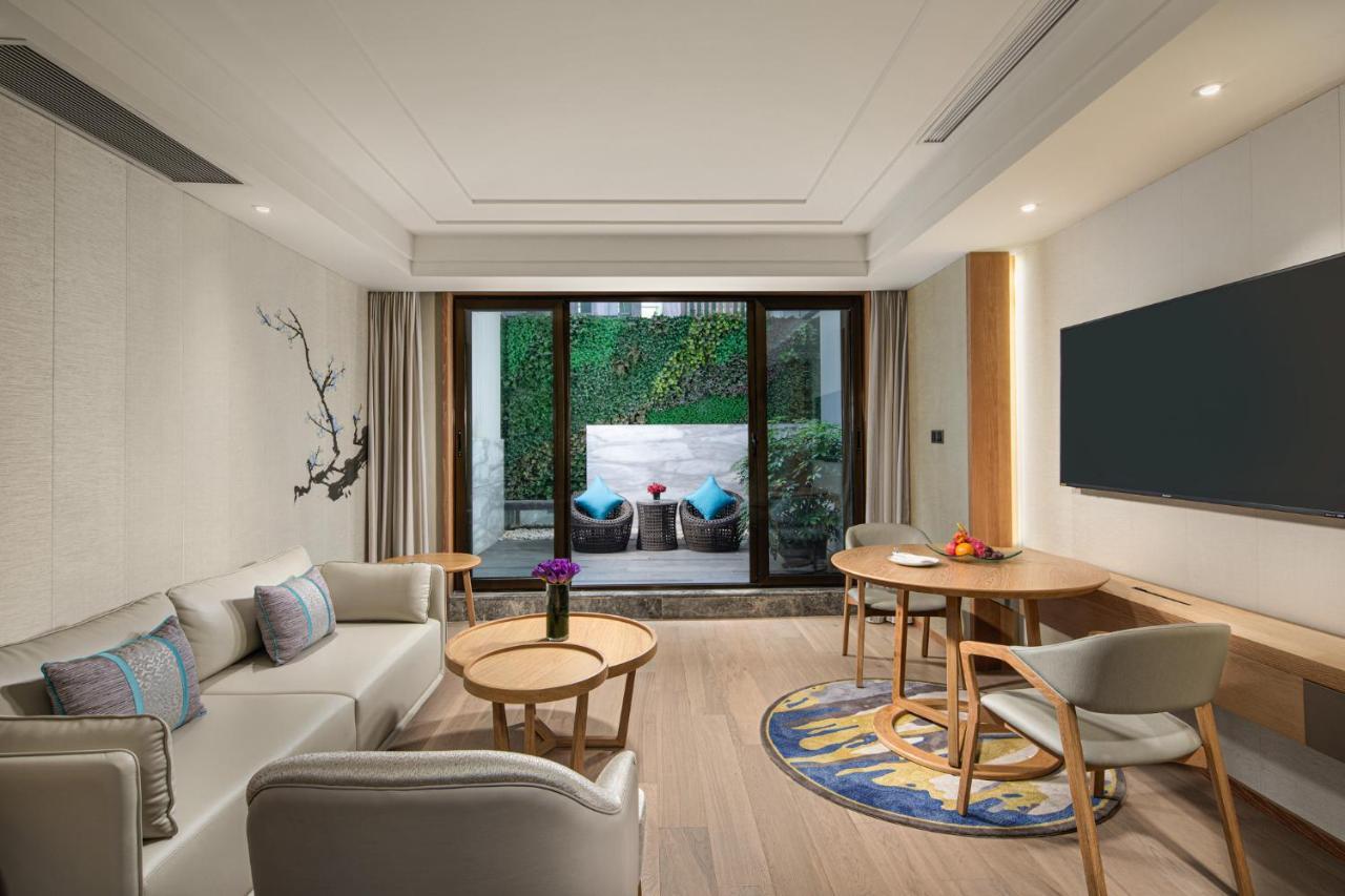 Crowne Plaza Shanghai Nanjing Road By Ihg Екстер'єр фото A suite at the hotel