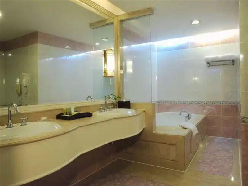 Crowne Plaza Shanghai Nanjing Road By Ihg Екстер'єр фото Bathroom