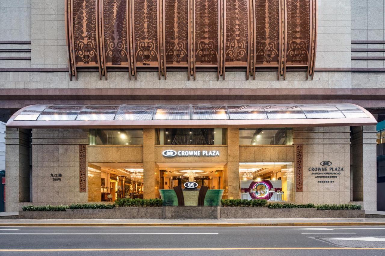 Crowne Plaza Shanghai Nanjing Road By Ihg Екстер'єр фото The entrance of the hotel