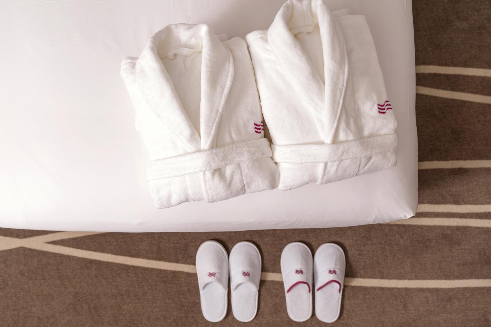 Crowne Plaza Shanghai Nanjing Road By Ihg Екстер'єр фото Bathrobe and slippers